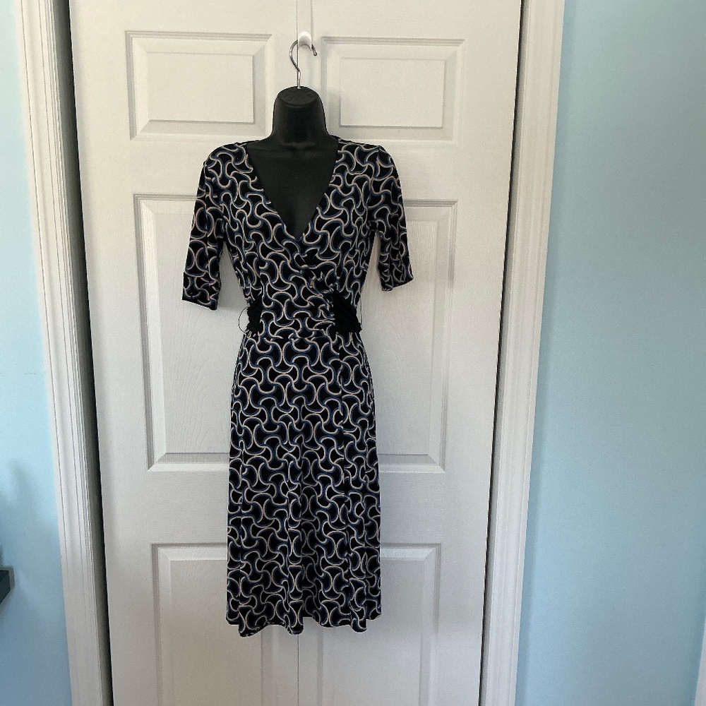 Donna Morgan figure flattering dress size 4